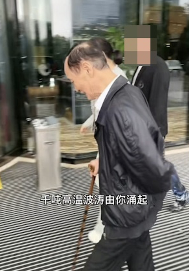 79歲陳惠敏現身內地工作，走路駝背靠拐杖助力，坦言身體不是太好