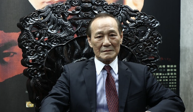 79歲陳惠敏現身內地工作，走路駝背靠拐杖助力，坦言身體不是太好