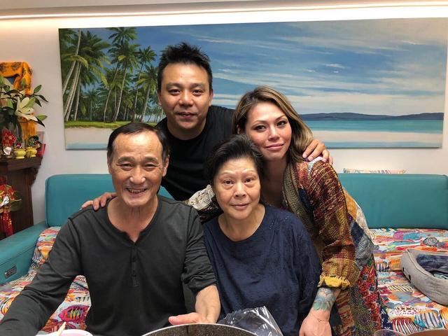 79歲陳惠敏現身內地工作，走路駝背靠拐杖助力，坦言身體不是太好