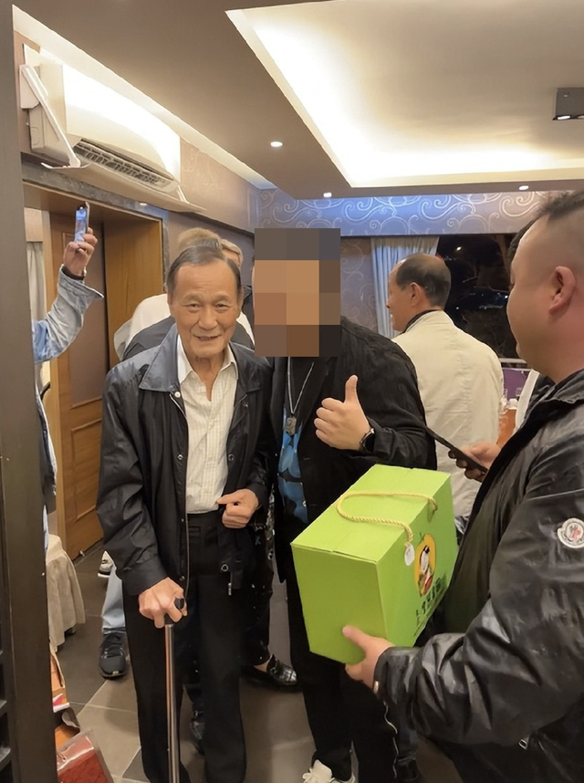 79歲陳惠敏現身內地工作，走路駝背靠拐杖助力，坦言身體不是太好