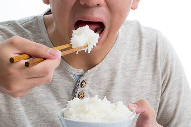 到兒子家養老！中午要半碗飯「兒媳主動添整碗」拿飯勺壓緊　隔天「婆婆收拾行李」頭也不甩回老家