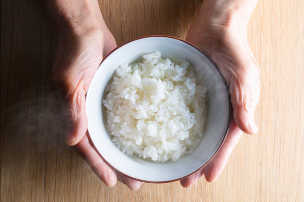到兒子家養老！中午要半碗飯「兒媳主動添整碗」拿飯勺壓緊　隔天「婆婆收拾行李」頭也不甩回老家