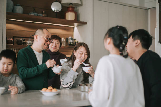 到兒子家養老！中午要半碗飯「兒媳主動添整碗」拿飯勺壓緊　隔天「婆婆收拾行李」頭也不甩回老家