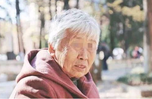 婆婆睡覺不老實！兒媳半夜起來幫她蓋被子　「瞥見她腳腕」兒媳婦立即報警