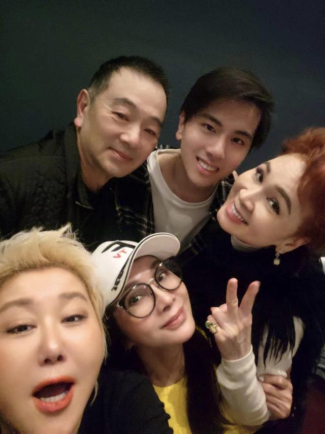 全家移居加拿大!台灣實力派戲骨「國外爬山被偶遇」親切合照 兒子畢業名校「一家被爆住富人區」