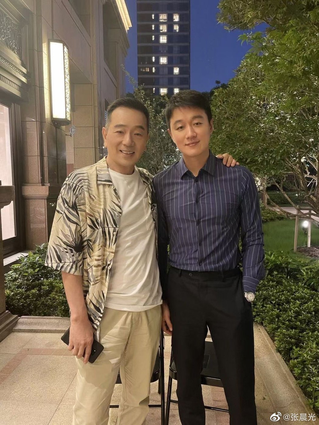 全家移居加拿大!台灣實力派戲骨「國外爬山被偶遇」親切合照 兒子畢業名校「一家被爆住富人區」