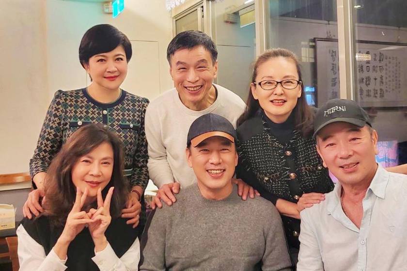 全家移居加拿大!台灣實力派戲骨「國外爬山被偶遇」親切合照 兒子畢業名校「一家被爆住富人區」