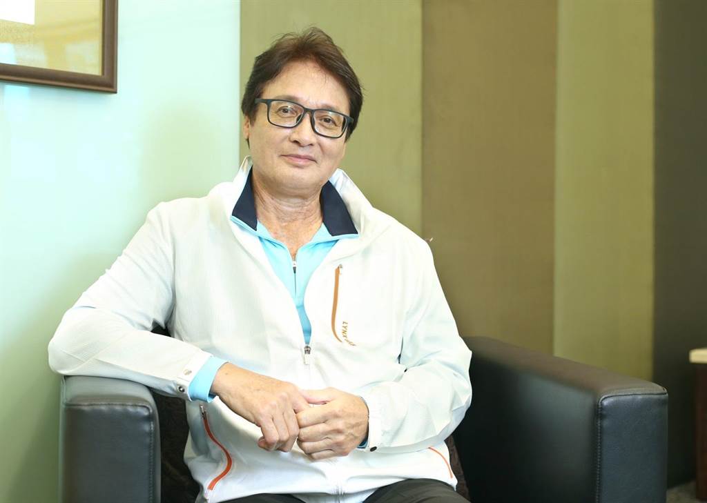 林青霞舊愛！資深男星「淡出演藝圈30年」全家移民美國　「74歲低調返台」網驚：滿頭白髮還是很帥