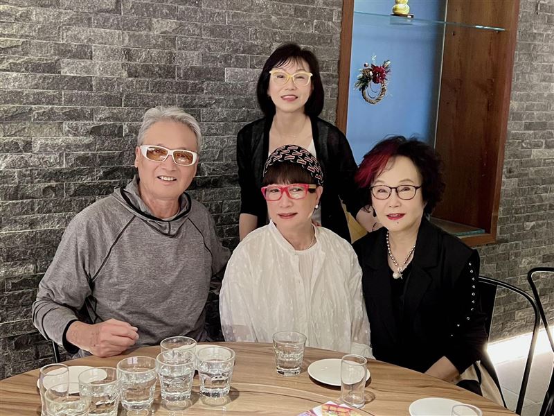 林青霞舊愛！資深男星「淡出演藝圈30年」全家移民美國　「74歲低調返台」網驚：滿頭白髮還是很帥