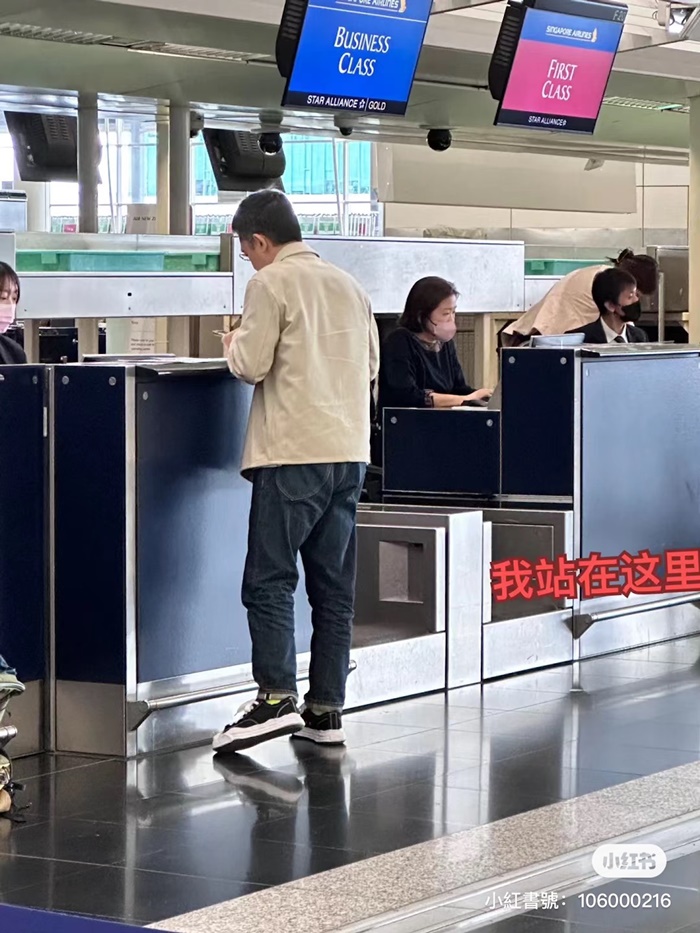 機場巧遇大咖影帝！沒戴口罩「親自辦理登機」身邊無助理　網友眼尖揪出「身上兩細節」直呼不簡單
