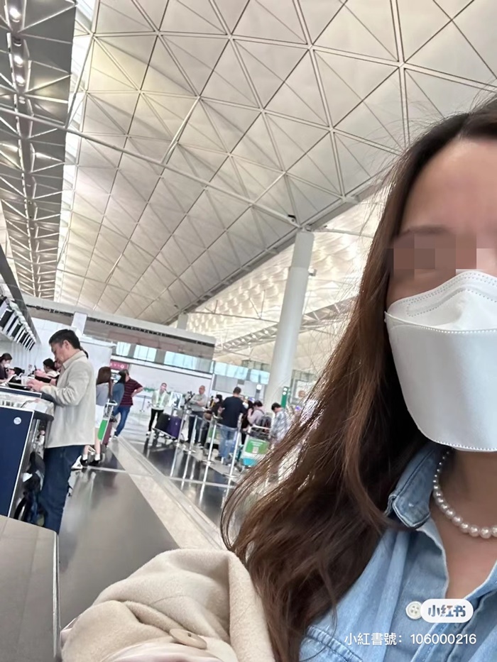 機場巧遇大咖影帝！沒戴口罩「親自辦理登機」身邊無助理　網友眼尖揪出「身上兩細節」直呼不簡單