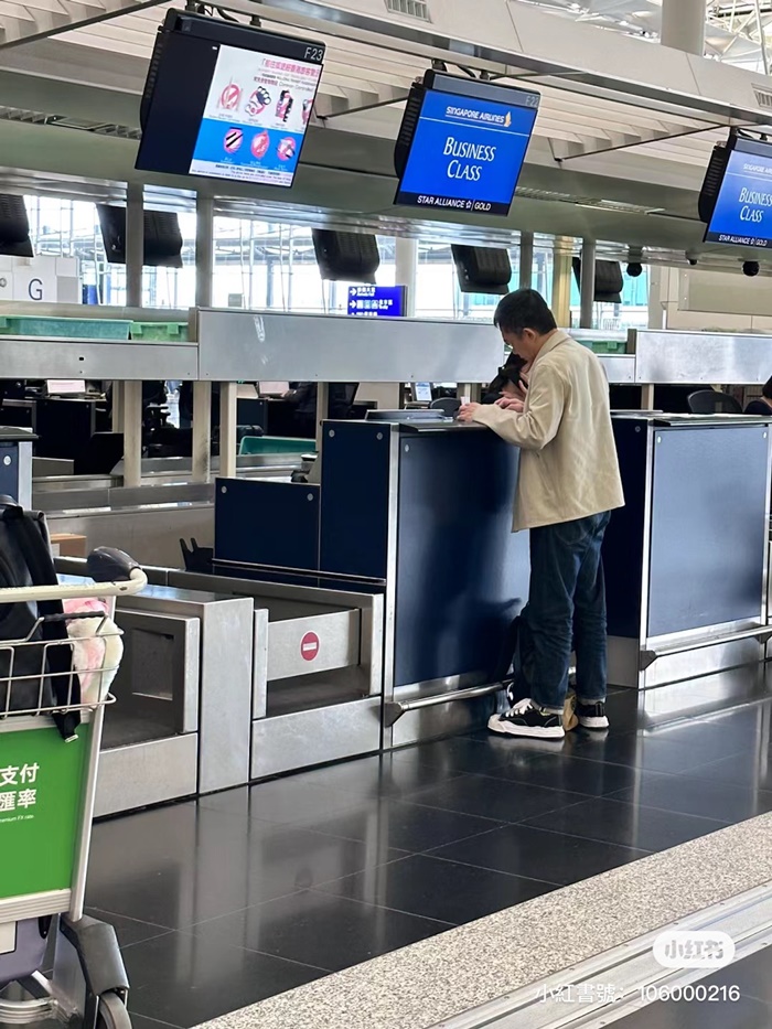 機場巧遇大咖影帝！沒戴口罩「親自辦理登機」身邊無助理　網友眼尖揪出「身上兩細節」直呼不簡單