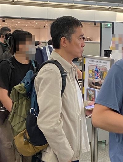 機場巧遇大咖影帝！沒戴口罩「親自辦理登機」身邊無助理　網友眼尖揪出「身上兩細節」直呼不簡單