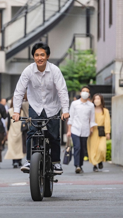 機場巧遇大咖影帝！沒戴口罩「親自辦理登機」身邊無助理　網友眼尖揪出「身上兩細節」直呼不簡單