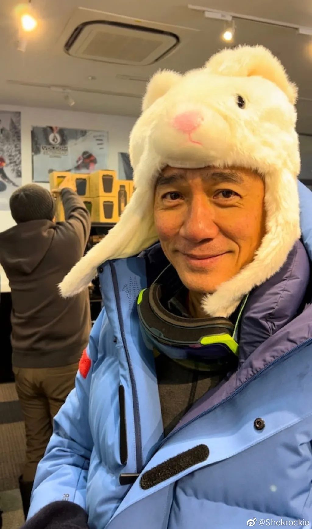 機場巧遇大咖影帝！沒戴口罩「親自辦理登機」身邊無助理　網友眼尖揪出「身上兩細節」直呼不簡單