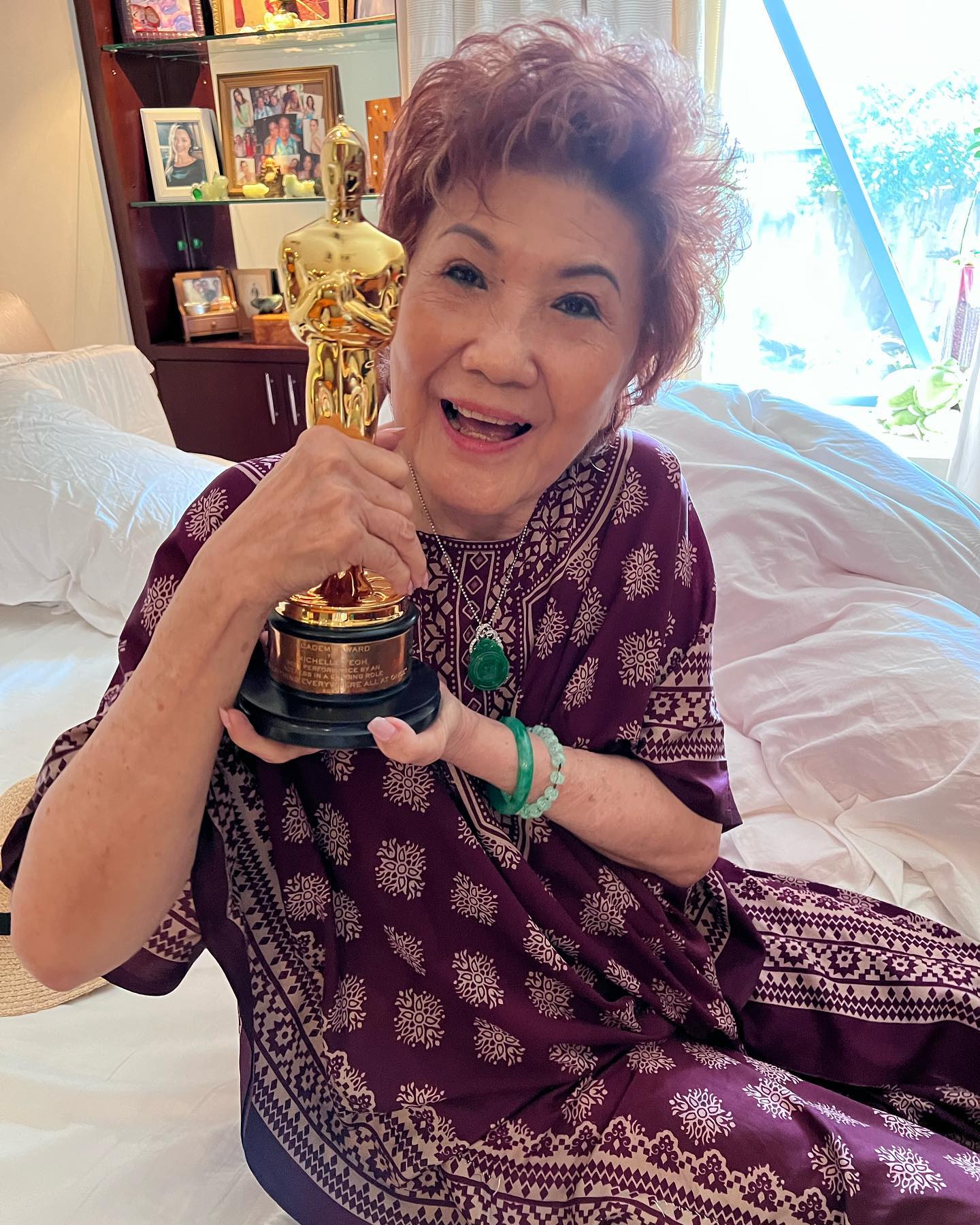 打拼40年光榮返鄉！楊紫瓊「手捧小金人回家」83歲母笑開懷　掃墓「將榮耀獻給他」26萬人動容