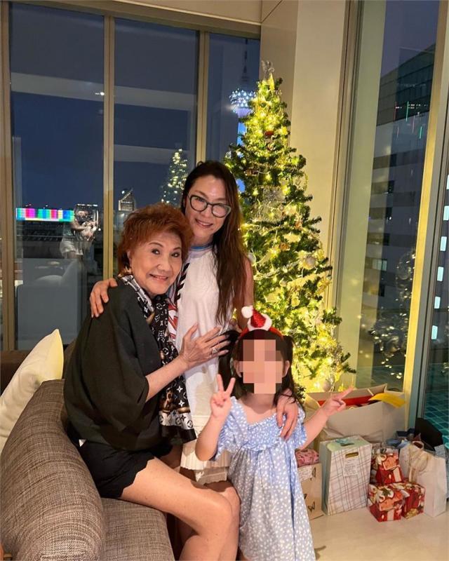 打拼40年光榮返鄉！楊紫瓊「手捧小金人回家」83歲母笑開懷　掃墓「將榮耀獻給他」26萬人動容