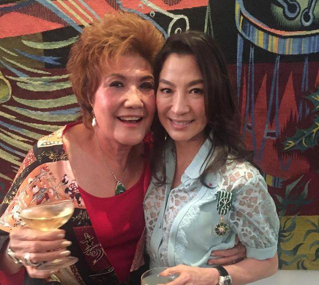 打拼40年光榮返鄉！楊紫瓊「手捧小金人回家」83歲母笑開懷　掃墓「將榮耀獻給他」26萬人動容