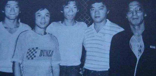 68歲仍跑龍套！御用配角「被目擊機場坐輪椅」身邊無人幫忙　「背影顯得落寞」網湧入關心