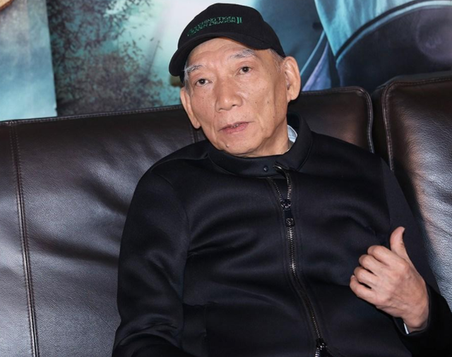 68歲仍跑龍套！御用配角「被目擊機場坐輪椅」身邊無人幫忙　「背影顯得落寞」網湧入關心