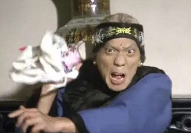 68歲仍跑龍套！御用配角「被目擊機場坐輪椅」身邊無人幫忙　「背影顯得落寞」網湧入關心