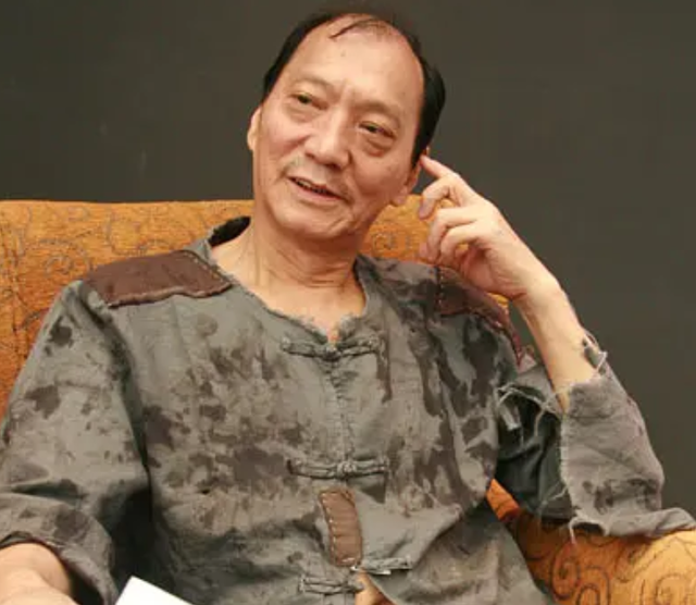 68歲仍跑龍套！御用配角「被目擊機場坐輪椅」身邊無人幫忙　「背影顯得落寞」網湧入關心