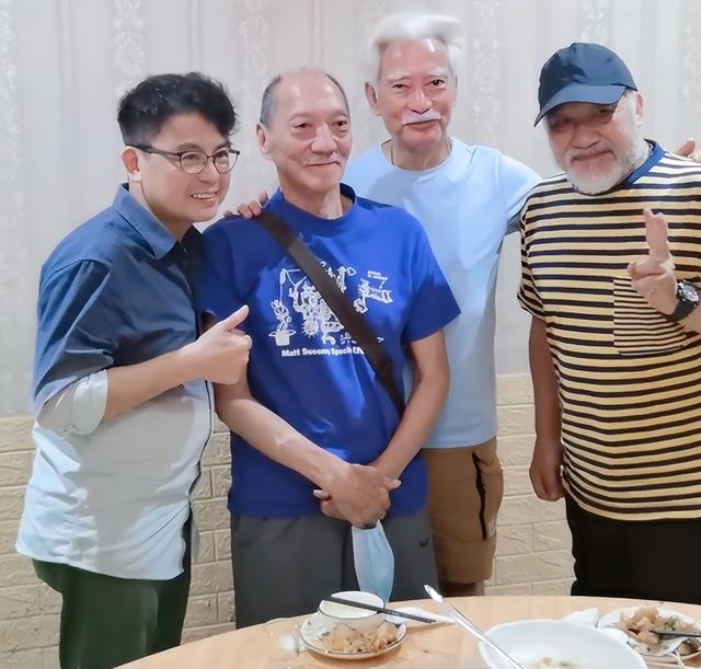 68歲仍跑龍套！御用配角「被目擊機場坐輪椅」身邊無人幫忙　「背影顯得落寞」網湧入關心