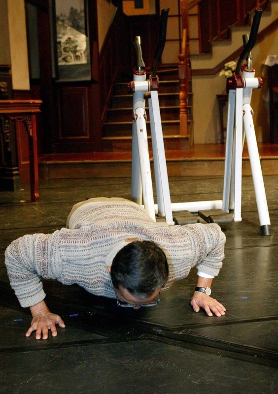 拿透天厝換大樓！72歲男星爬50階梯「和愛妻跌倒2次」苦不堪言 　「搬到88坪電梯大樓」入住被嚇到