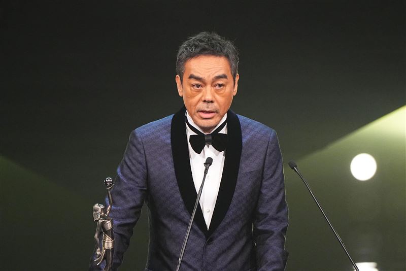 三度拿下影帝！大咖男星「台上不忘謝港姊老婆」：處處忍讓我　自嘲在家「是試菜白老鼠」曝夫妻情趣