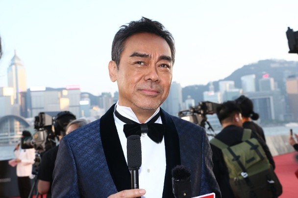三度拿下影帝！大咖男星「台上不忘謝港姊老婆」：處處忍讓我　自嘲在家「是試菜白老鼠」曝夫妻情趣