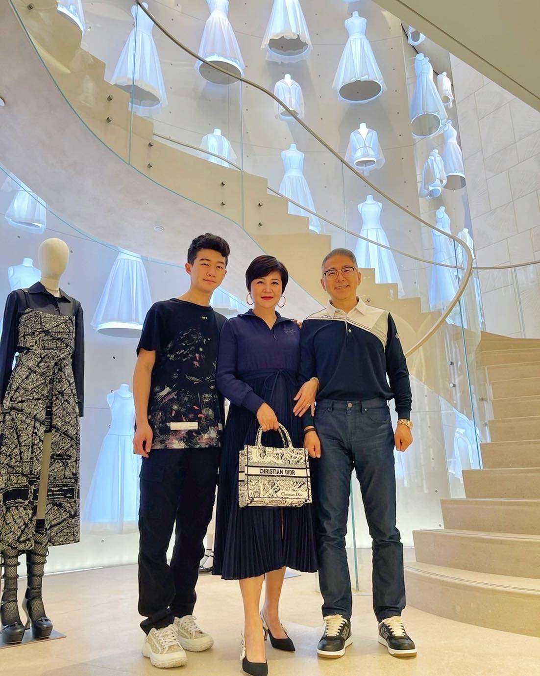 兒子掙錢買包孝親！崔佩儀「愛子短暫回台」二度送機爆淚　「機場揮手道別」母子忍不住眼眶都紅