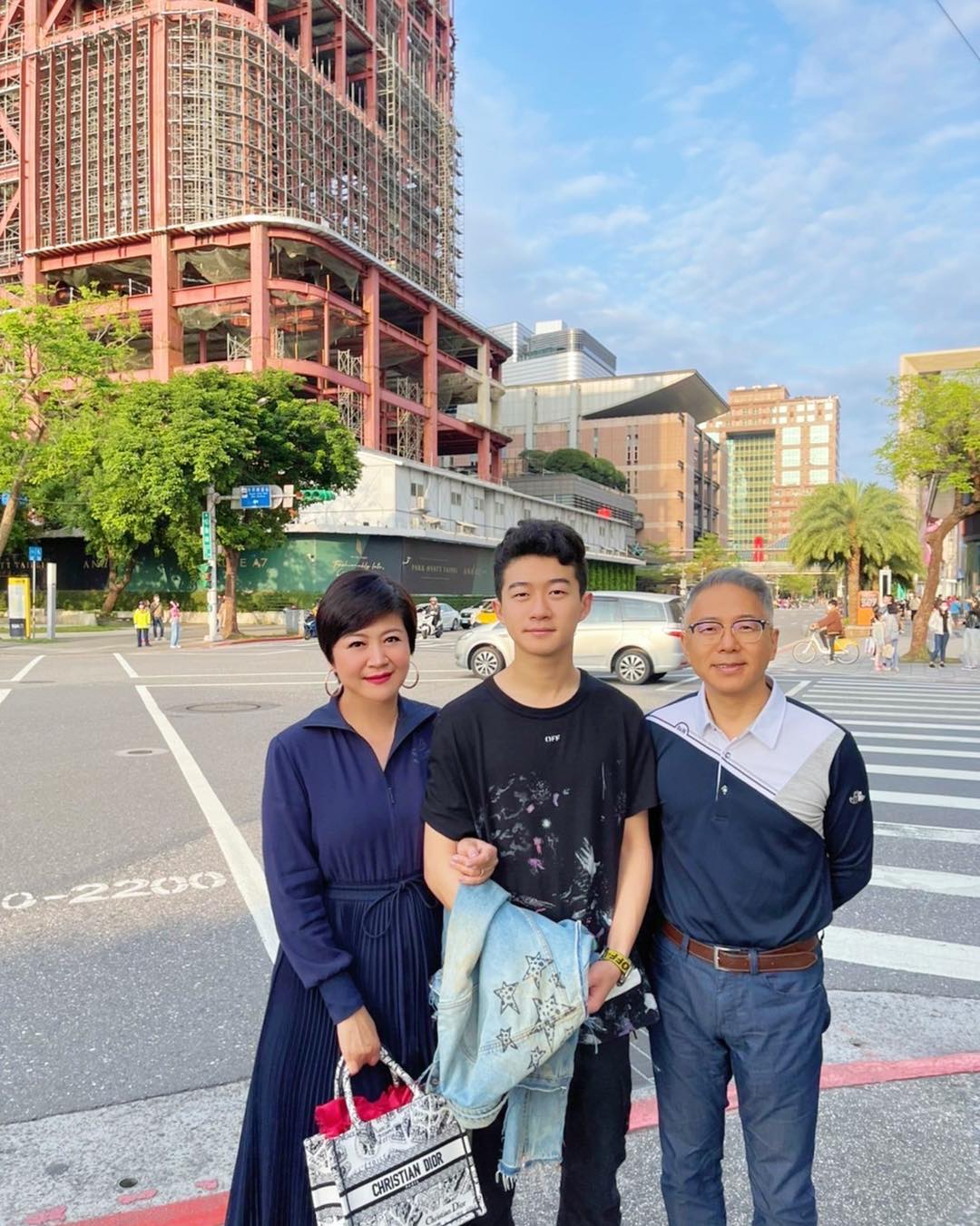 兒子掙錢買包孝親！崔佩儀「愛子短暫回台」二度送機爆淚　「機場揮手道別」母子忍不住眼眶都紅