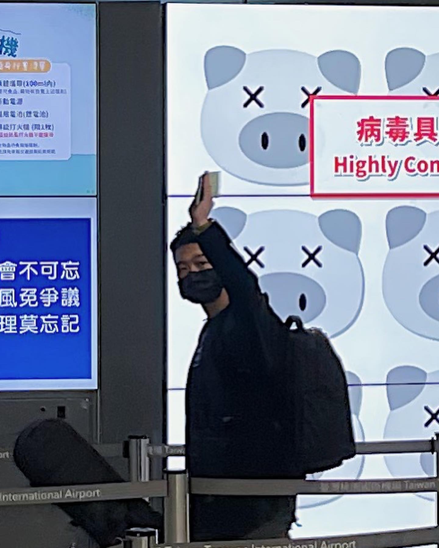 兒子掙錢買包孝親！崔佩儀「愛子短暫回台」二度送機爆淚　「機場揮手道別」母子忍不住眼眶都紅