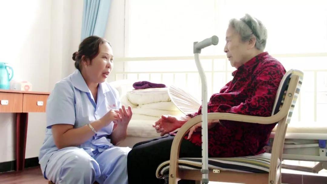 沒有一個人願意！我60歲「去照顧82歲姐姐5天」被折騰得不輕　終於知道為什麼「兒女都不孝順」真的受不了