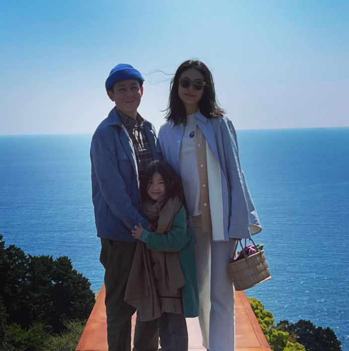 45歲男星「嘴對嘴親6歲女兒」引發爭議!網炸鍋「多大了不好吧」掀兩派論戰!