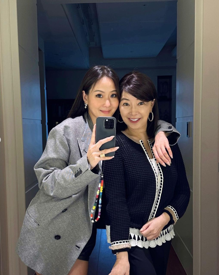 以為是姊妹！第一名媛「媽媽美貌太驚人」根本是美魔女　忍風流尪20年「勇敢再嫁初戀」二婚被捧成公主