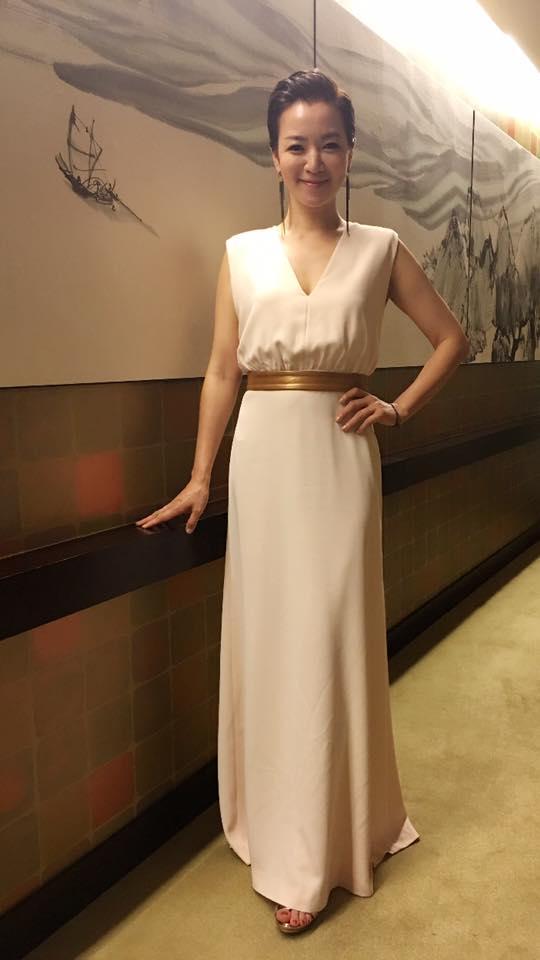 低調返台！台灣女星斜槓「當禪學講師」一身樸素裝扮　「老公背景不簡單」鶼鰈情深9年