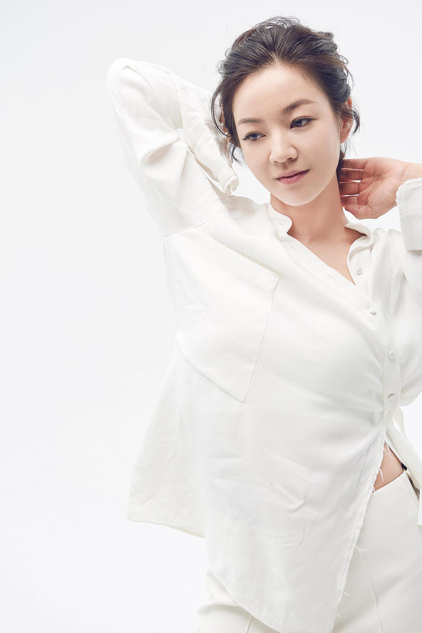 9年前嫁轉世活佛！44歲女星返台「變身佛學講師」報名超踴躍　不刻意喬裝打扮「素顏戴眼鏡」仍成全場焦點