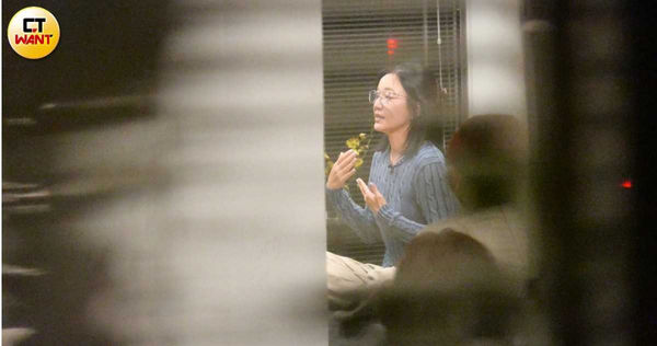 低調返台！台灣女星斜槓「當禪學講師」一身樸素裝扮　「老公背景不簡單」鶼鰈情深9年