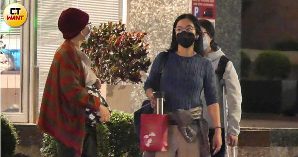 9年前嫁轉世活佛！44歲女星返台「變身佛學講師」報名超踴躍　不刻意喬裝打扮「素顏戴眼鏡」仍成全場焦點