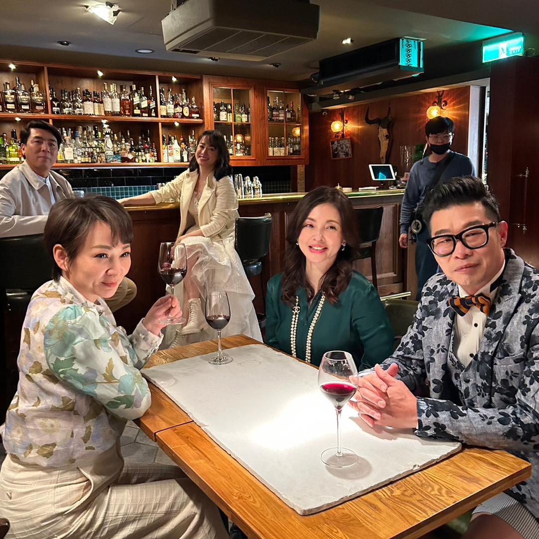 尪偷吃狠斷豪門婚！54歲女星曝「貴婦好友全跑光」身心俱疲　「唯有1人留下」看清交友圈誰是真心相待
