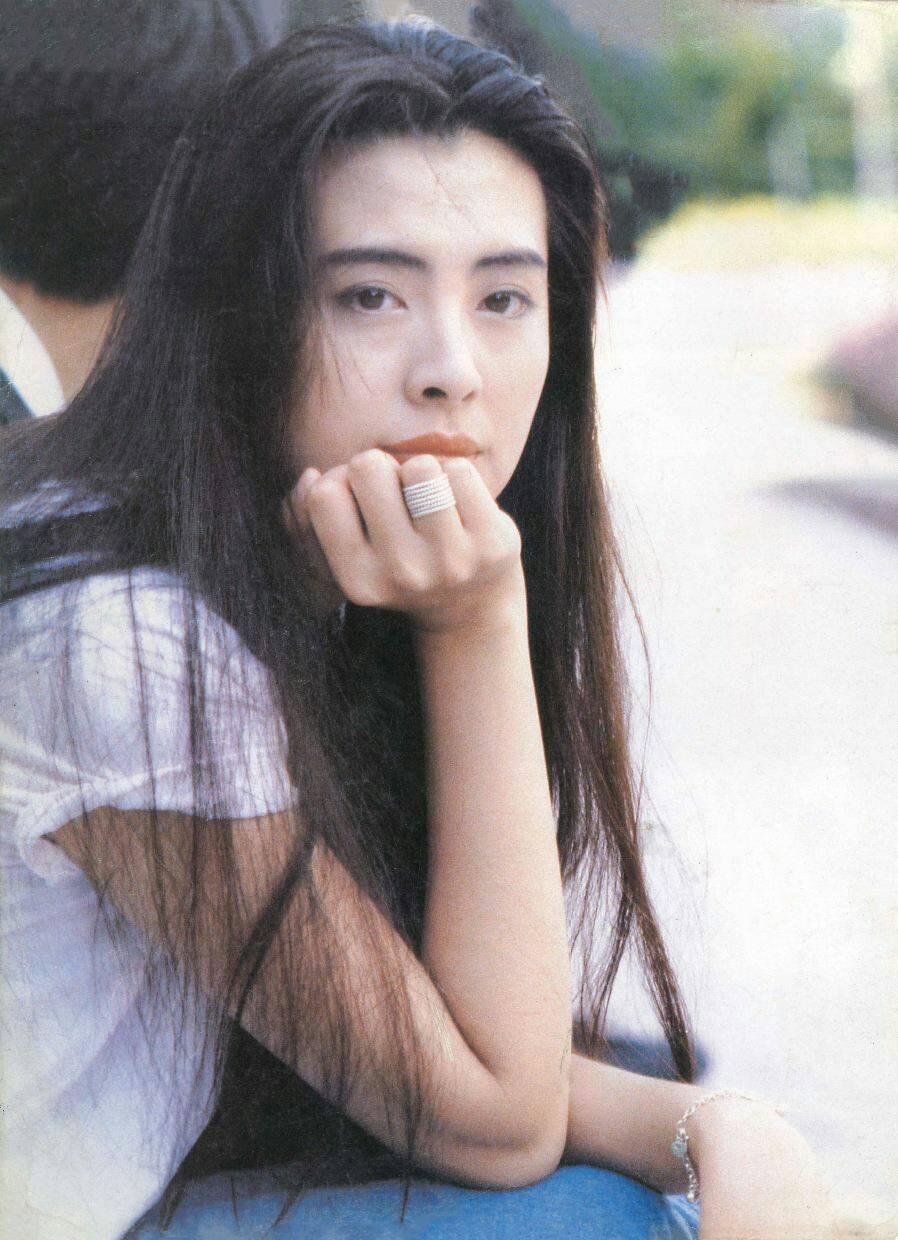 淡泊名利19年！一代女神被拍到「寺廟潛心禮佛」歲月靜好　「素顏零皺紋」網嚇到不可思議
