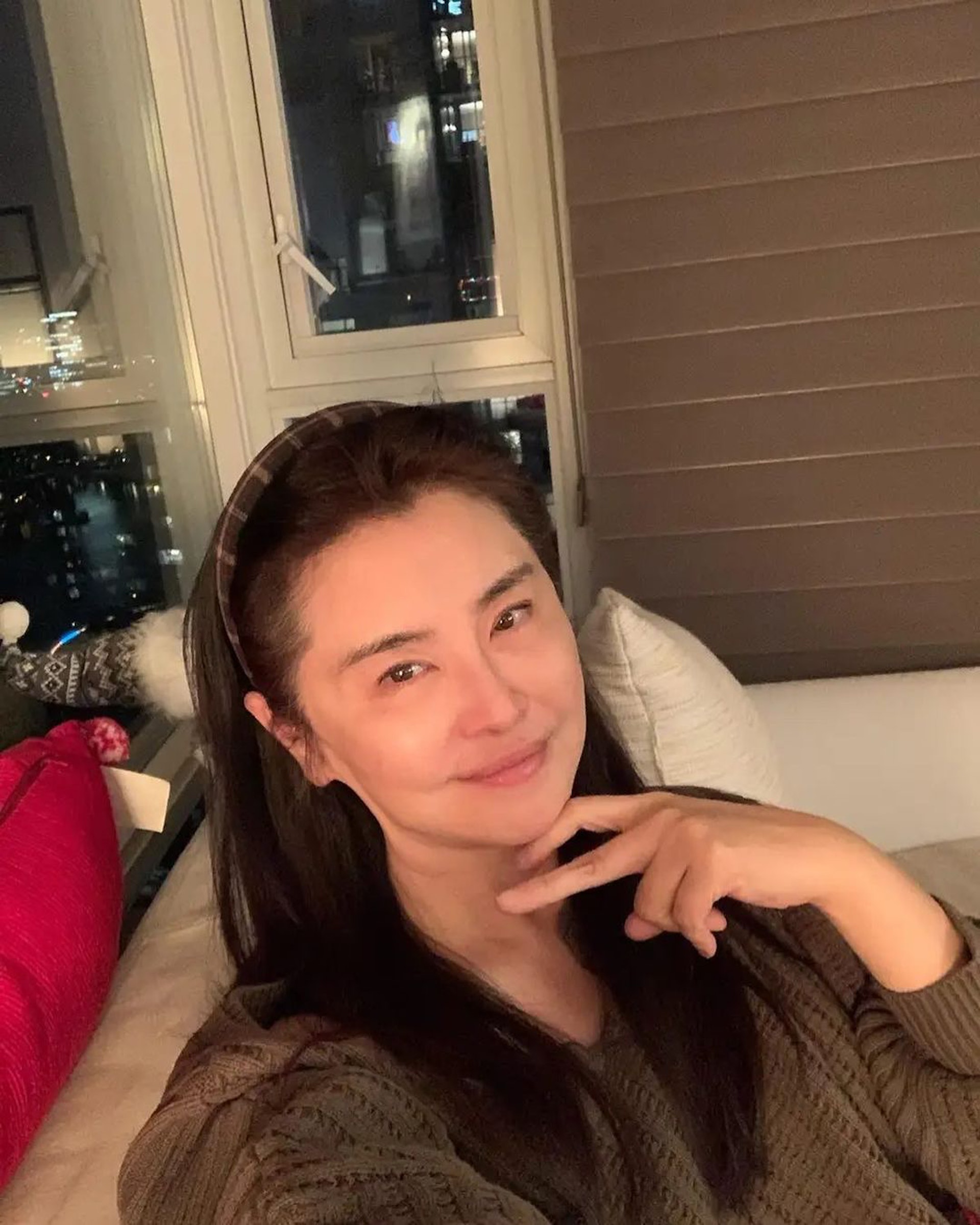 淡泊名利19年！一代女神被拍到「寺廟潛心禮佛」歲月靜好　「素顏零皺紋」網嚇到不可思議