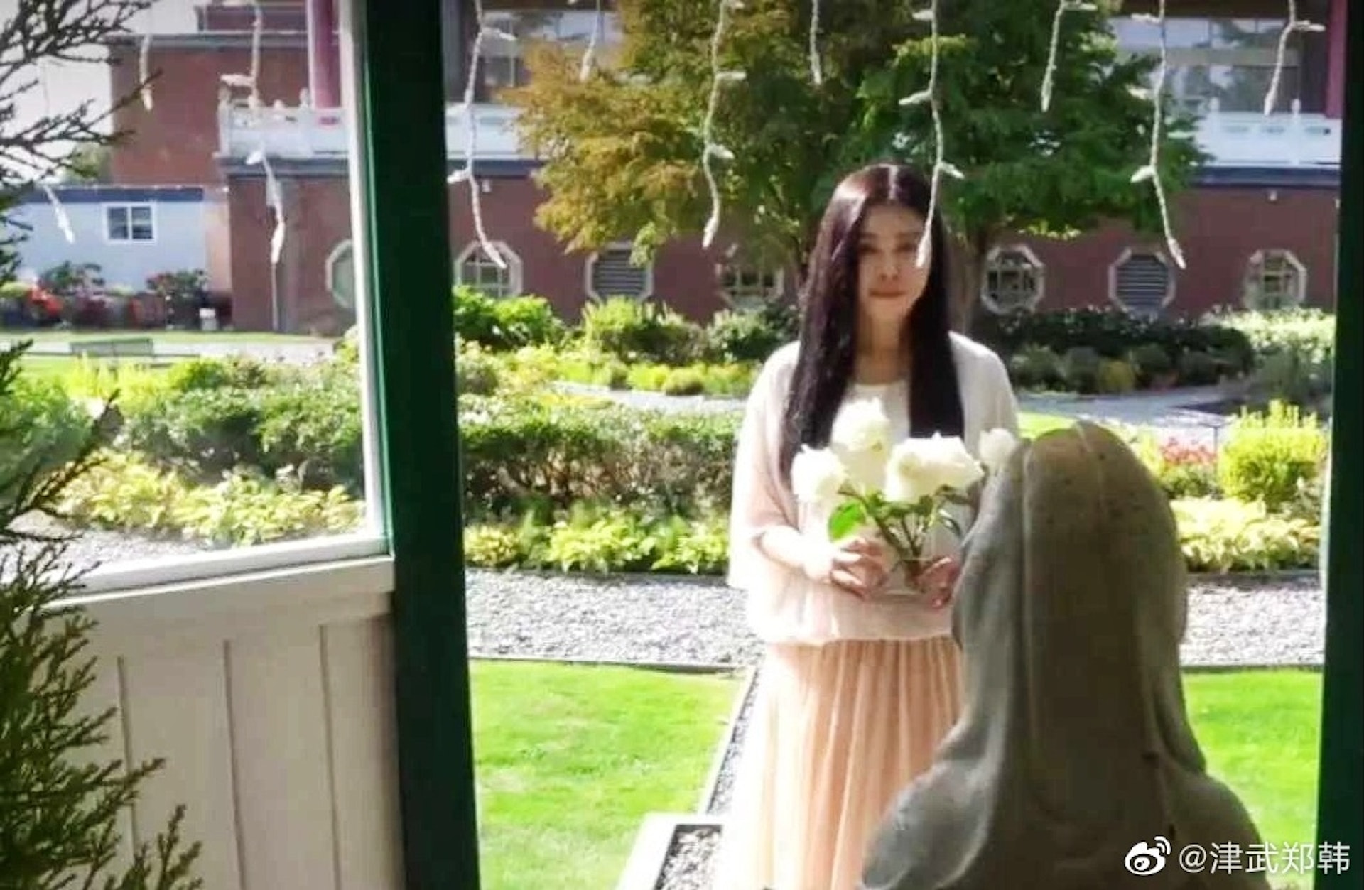淡泊名利19年！一代女神被拍到「寺廟潛心禮佛」歲月靜好　「素顏零皺紋」網嚇到不可思議