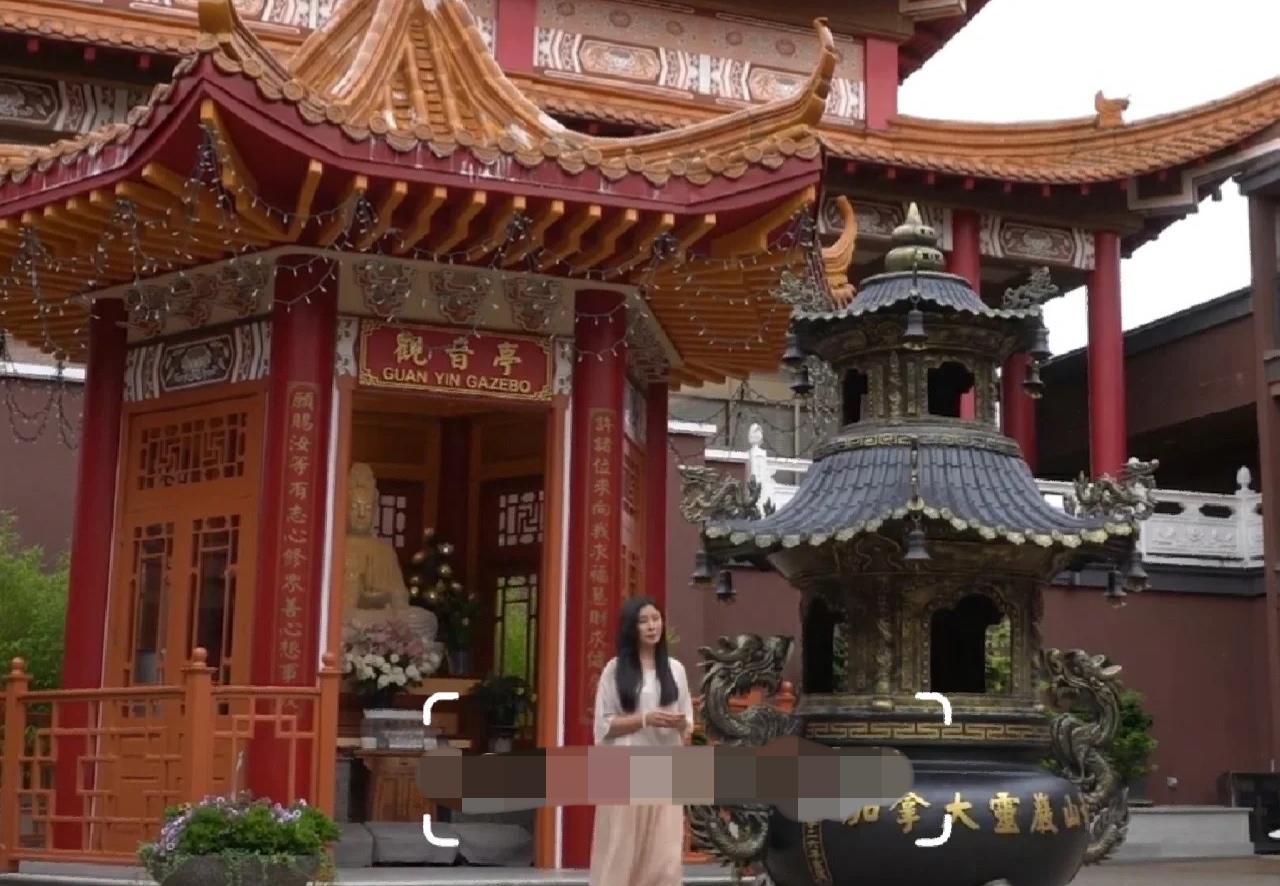 淡泊名利19年！一代女神被拍到「寺廟潛心禮佛」歲月靜好　「素顏零皺紋」網嚇到不可思議