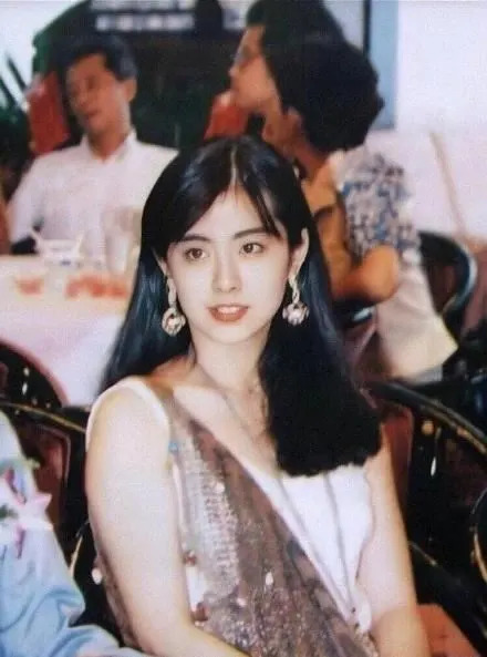 淡泊名利19年！一代女神被拍到「寺廟潛心禮佛」歲月靜好　「素顏零皺紋」網嚇到不可思議
