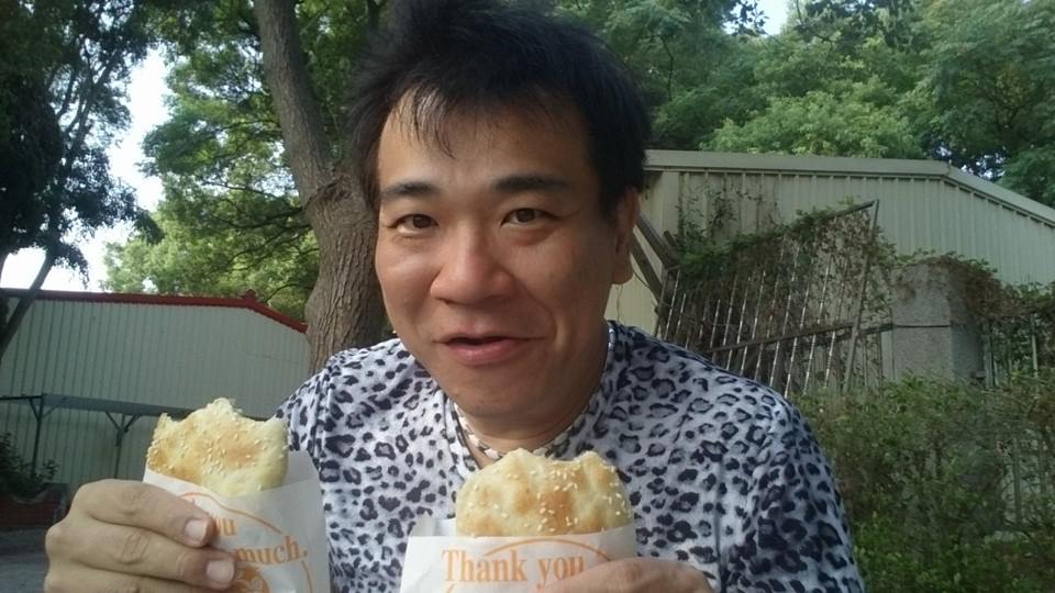 經營殯葬業19年！52歲男星「開心宣布財富自由」沒通告也無妨　長子超優秀「喜喊終於能遊山玩水」