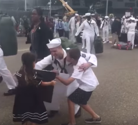 海軍老公「為國出征半年」終於回家！老婆迎接一拿開牌子「露出大肚子」他臉當場垮掉