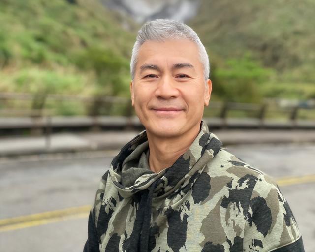 前夫也是演員！分手陳孝萱26年「滿頭白髮現身」低調移居美國　60歲獨自一人「無兒無女卻輕鬆自在」