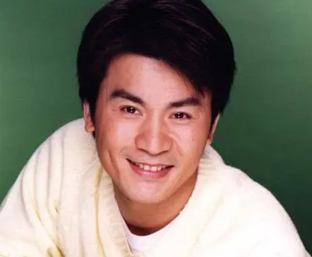 陳孝萱前夫！資深男星恢單26年「獨住美國大別墅」　「滿頭白髮帥炸」種花養狗好自在